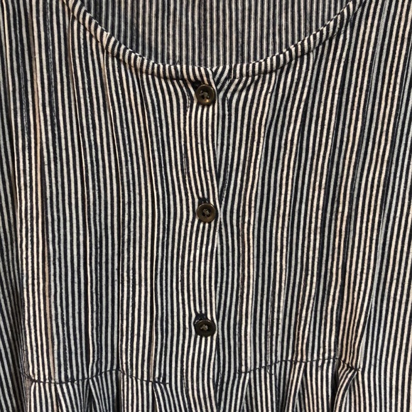 Medium that fits like a large - Picture 2 of 5